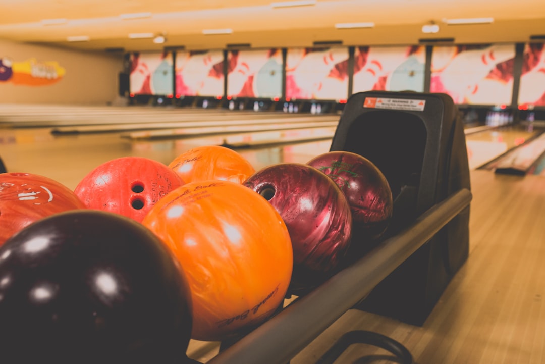 découvrez le plaisir du bowling ! que vous soyez débutant ou expert, notre salle de bowling moderne vous offre une expérience inoubliable : des pistes bien entretenues, une ambiance conviviale et des animations pour toute la famille. rejoignez-nous pour des moments de bronzage et de compétition !